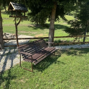 Dvor lavička a krmítko